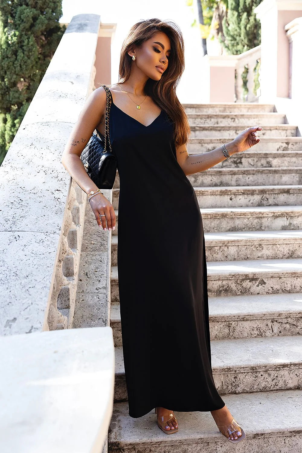 Robe longue élégante noire en satin coupe droite encolure V bretelles fines femmes occasion formelle soirée été