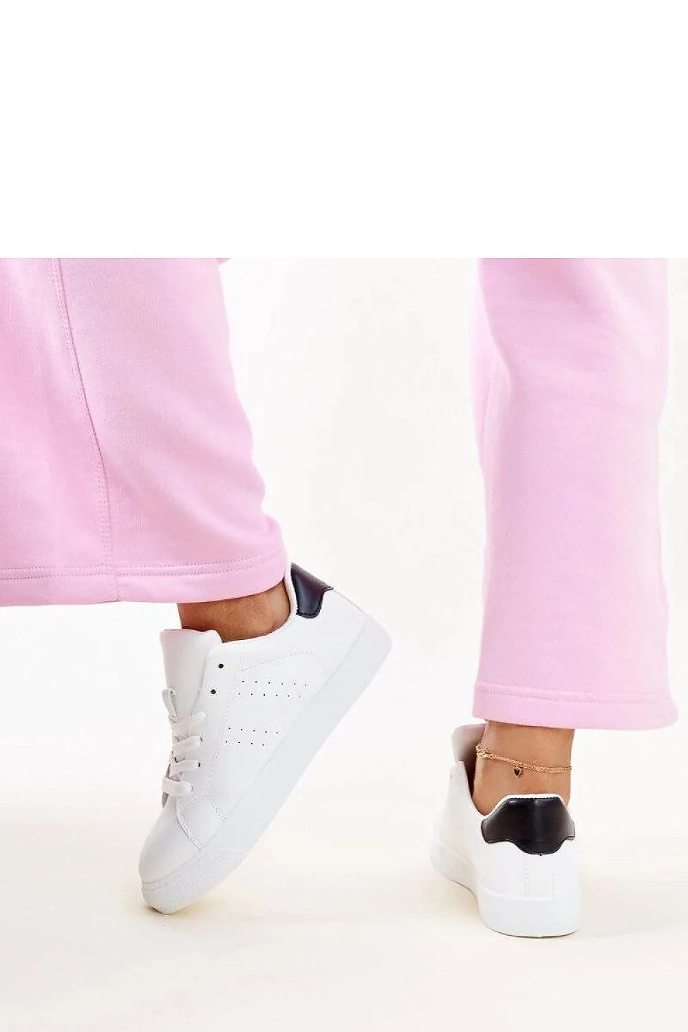 ensemble pantalon rose pastel coton confortable respirant coupe droite ourlet simple poignets élastiqués baskets blanches talon noir cuir perforations lacets