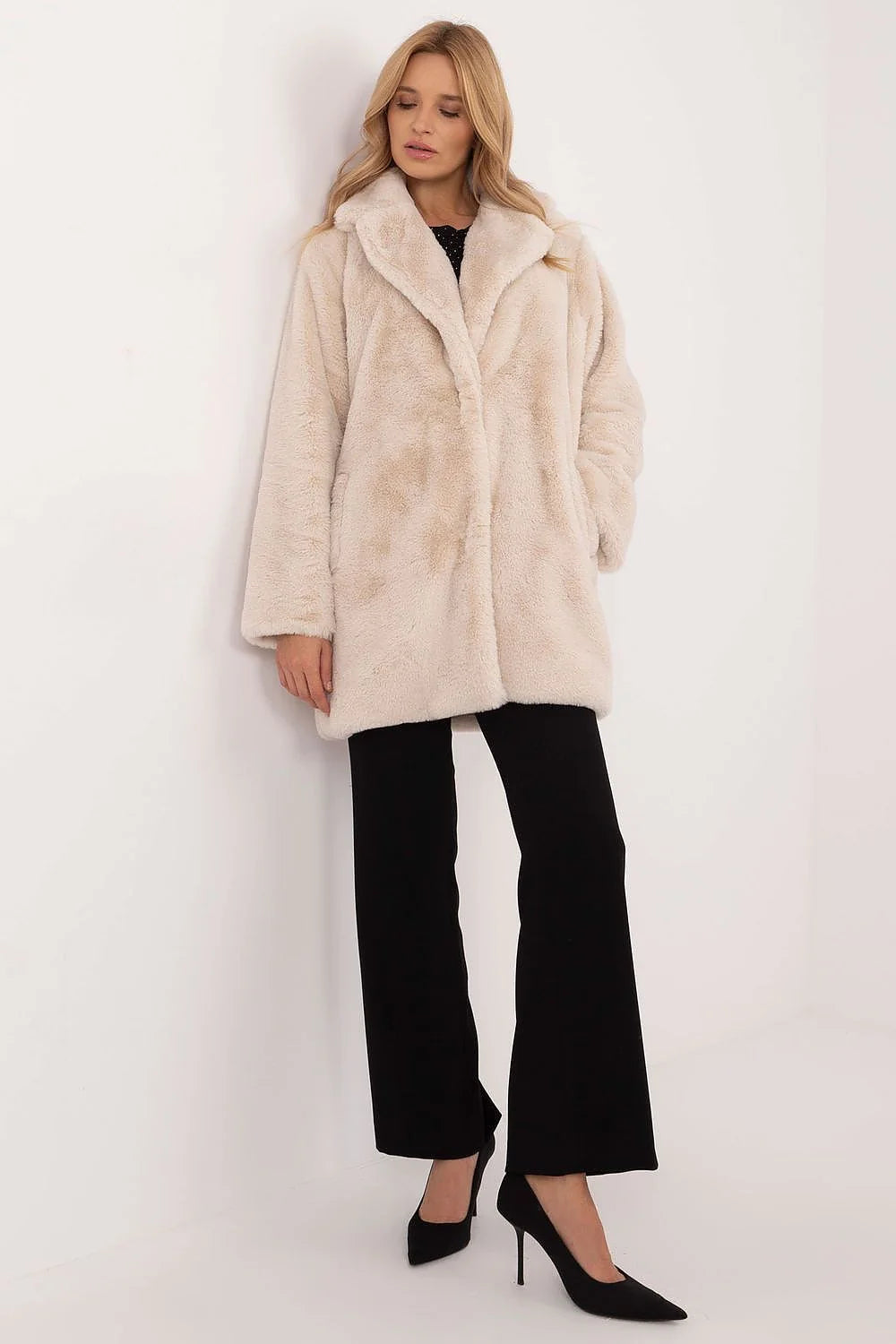 Manteau féminin en fausse fourrure élégant style moderne longueur mi-cuisse blanc crème occasion hiver automne travail soirée