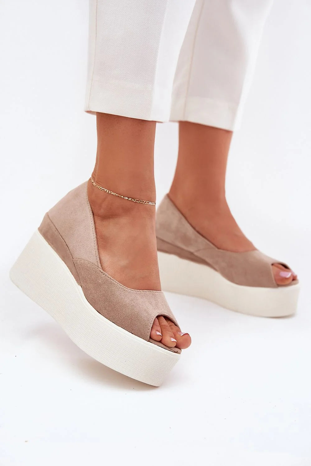 Sandales compensées pour femmes style moderne ouvert à l'avant cuir suédé beige taupe semelle blanche talon 9 cm été 2023
