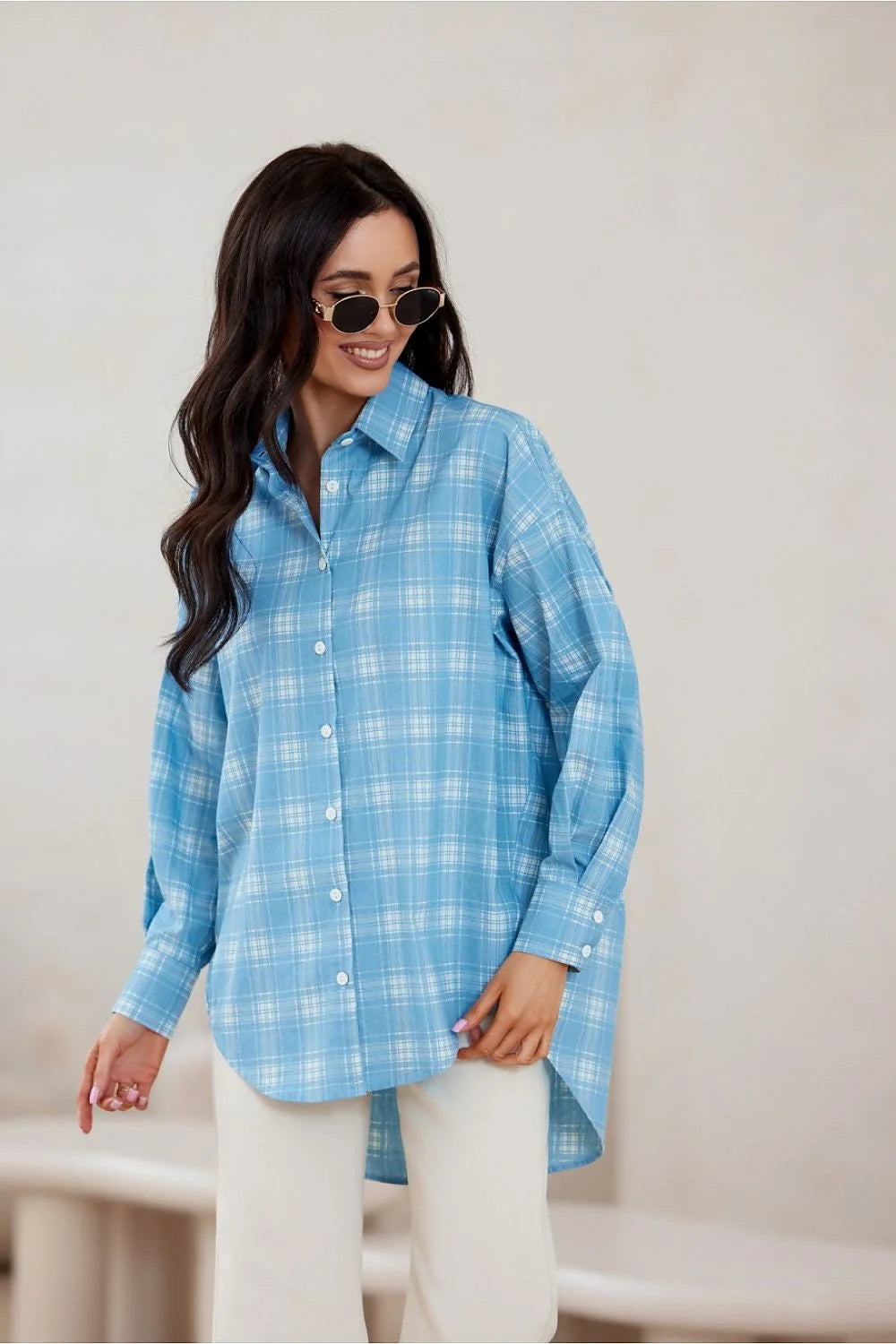 chemise femme manches longues oversize carreaux bleu ciel blanc coton respirant coupe asymétrique ourlet arrondi dos épaules tombantes boutons clairs