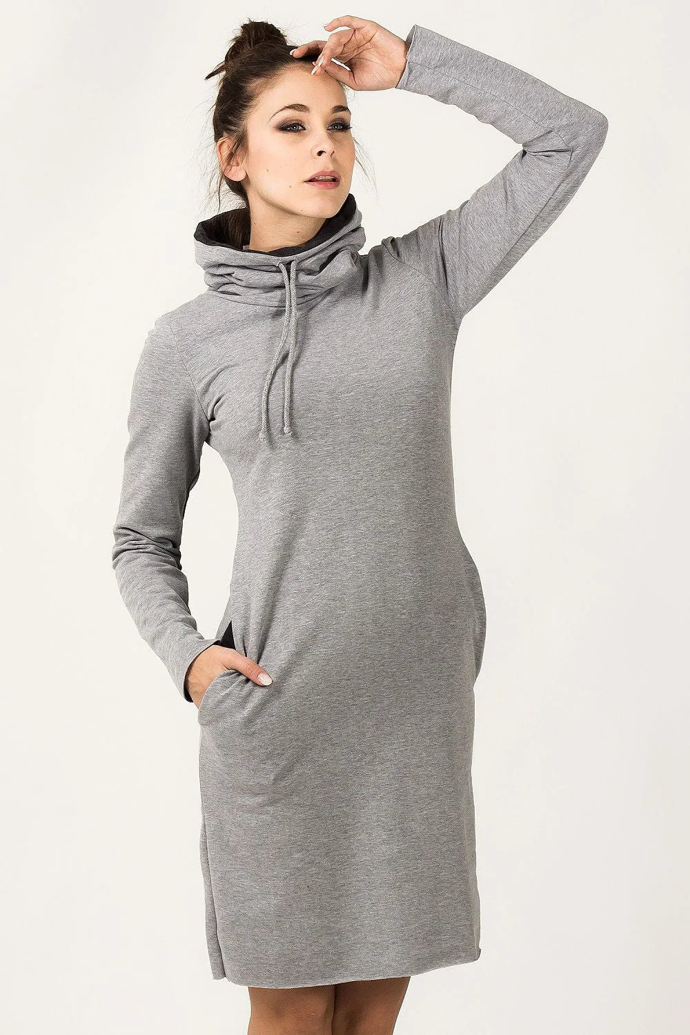 Robe en coton noir sportive élégante avec capuchon jaune pour un style décontracté moderne
