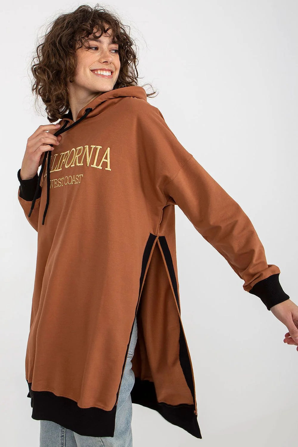 Sweatshirt à capuche pour femme couleur marron chaud longue coupe ample manches longues finitions contrastantes