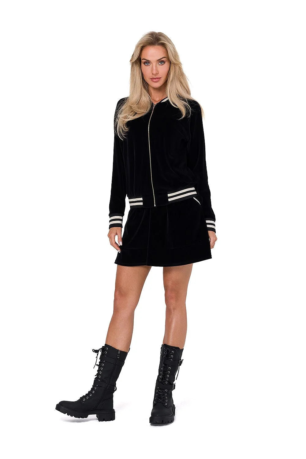 ensemble velours noir bomber zippé doré bordures côtelées rayées grises blanches jupe droite courte mini coupe ajustée confortable luxueux urbain