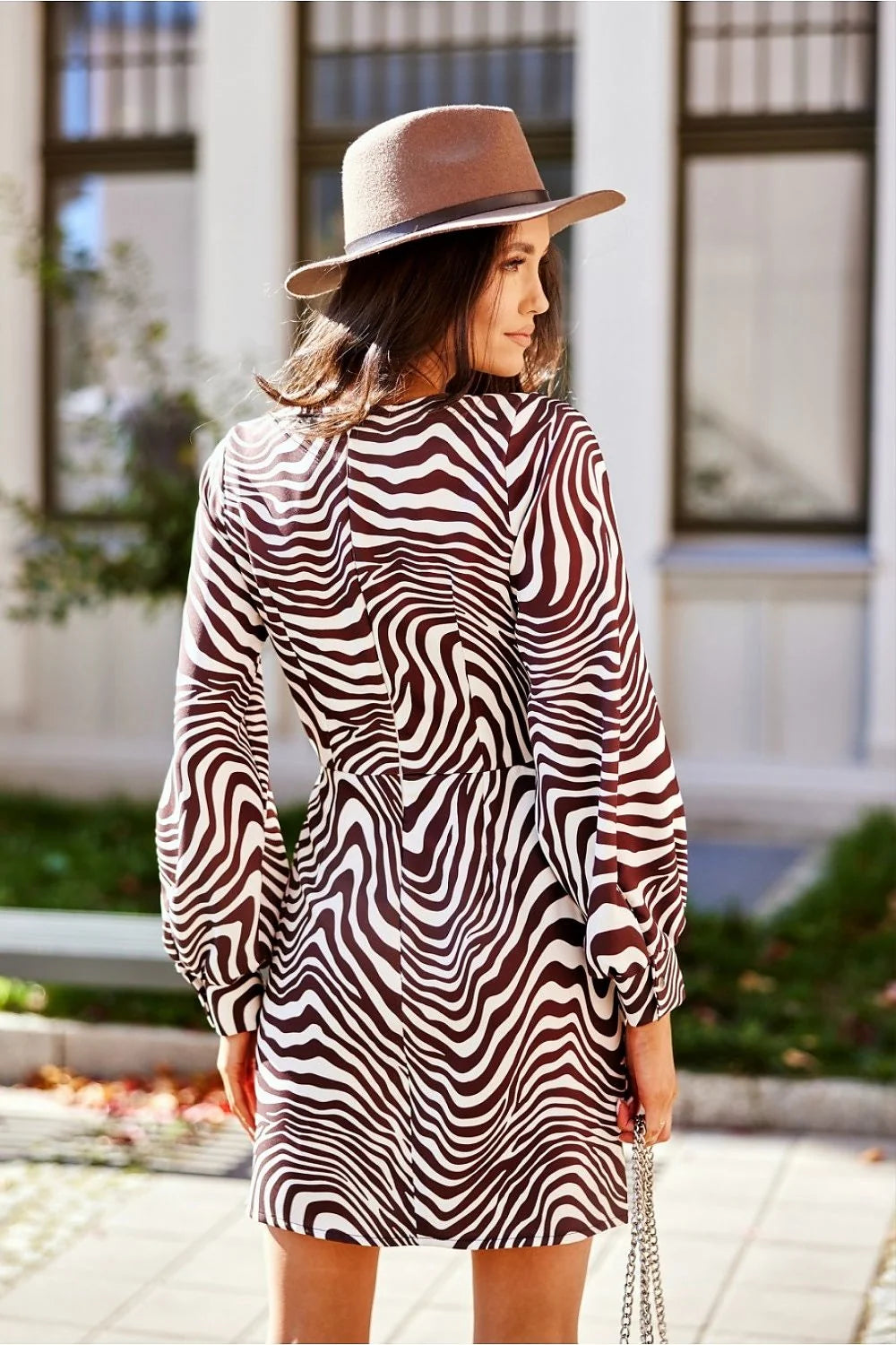 Robe de jour élégante Roco Fashion motifs rayures noires bleu intense longueur mini manches longues décolleté en V taille ajustable femme mode moderne