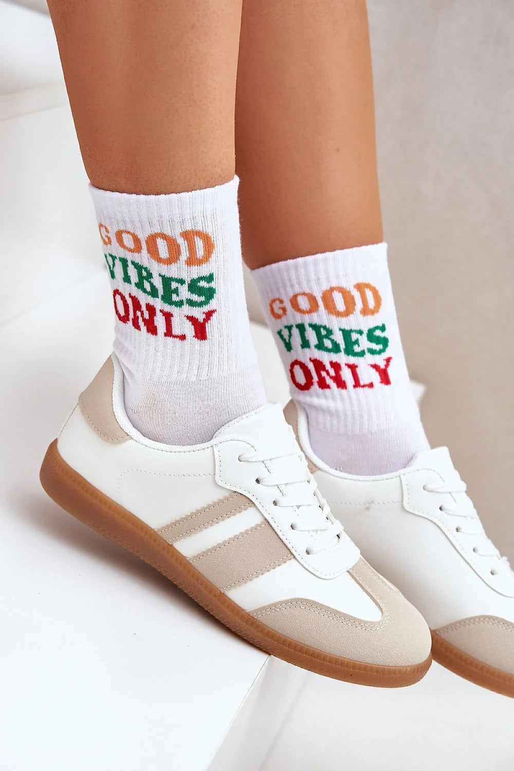 Chaussures de sport Step in style pour femmes, tendance, confort, style rétro, cuir synthétique blanc, daim beige, semelle marron clair, lacets classiques, amorti optimal, polyvalence