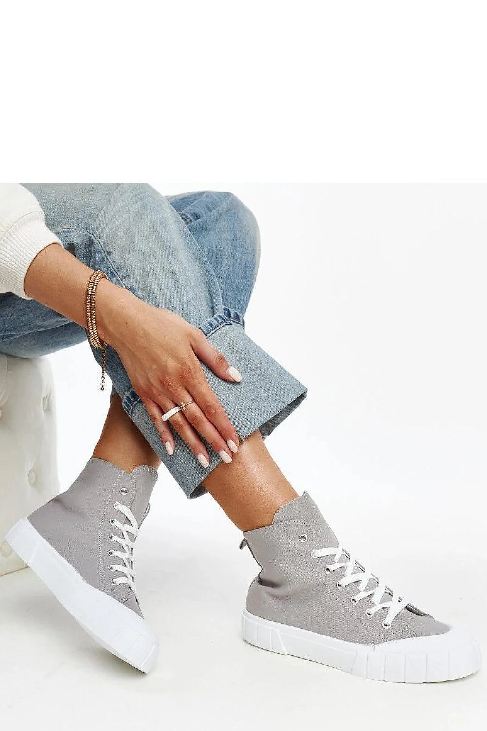 Baskets montantes grises pour femmes design moderne confortable élégante tendance laces blanches semelle caoutchouc