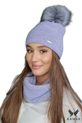 Ensemble hiver élégant pour femme en mélange laine alpaga, coloris lavande, bonnet pompon et snood écharpe tendance