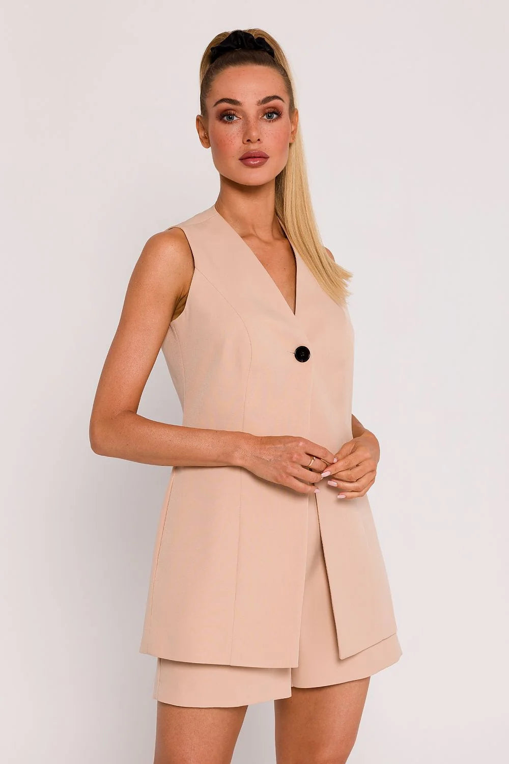 Ensemble élégant pour femme blazer sans manches short beige coupe ajustée style moderne occasions semi-formelles