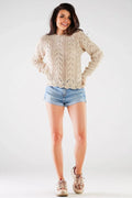 pull maille ajourée beige crème motif chevrons col rond manches longues coupe boxy ourlet ondulé short denim délavé bleu clair