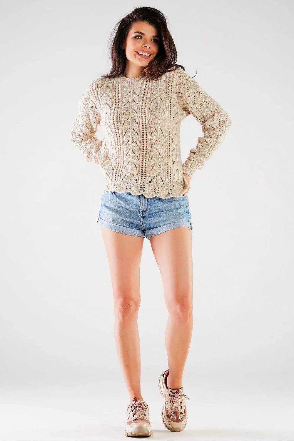 pull maille ajourée beige crème motif chevrons col rond manches longues coupe boxy ourlet ondulé short denim délavé bleu clair