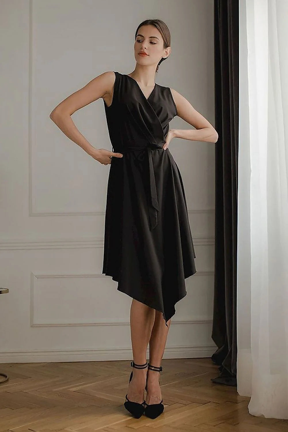Robe cocktail noire polyester élégante décolleté en V sans manches ceinture pour soirées chics femmes
