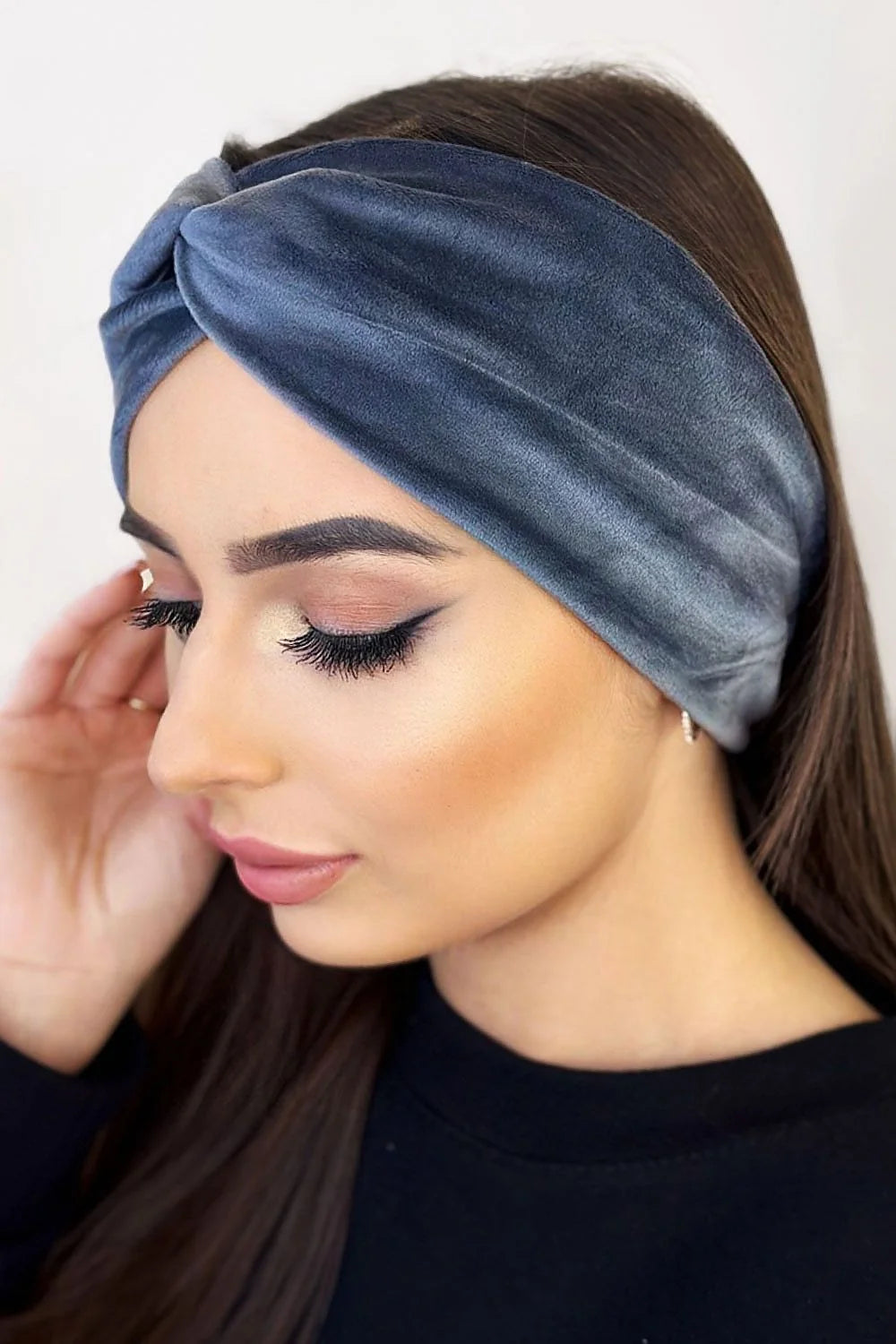 Bandeau IVON en velours bleu ardoise style turban nœud central ajusté mode femme Pologne polyester 100%