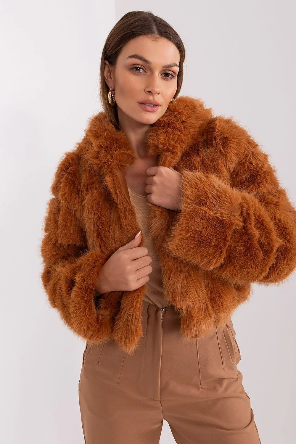 Veste fausse fourrure élégante pour femme automne/hiver, style moderne coupe courte teinte brun rouille matériau polyester durable résistant aux intempéries non isolée versatile