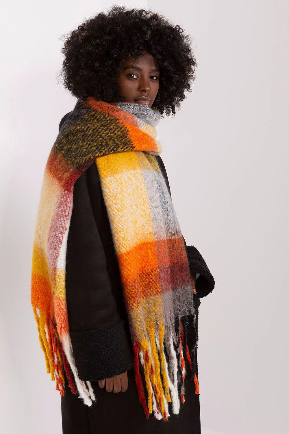 châle long large oversize carreaux multicolore tartan jaune orange gris bordeaux crème pompons franges moelleux chaud cosy élégante