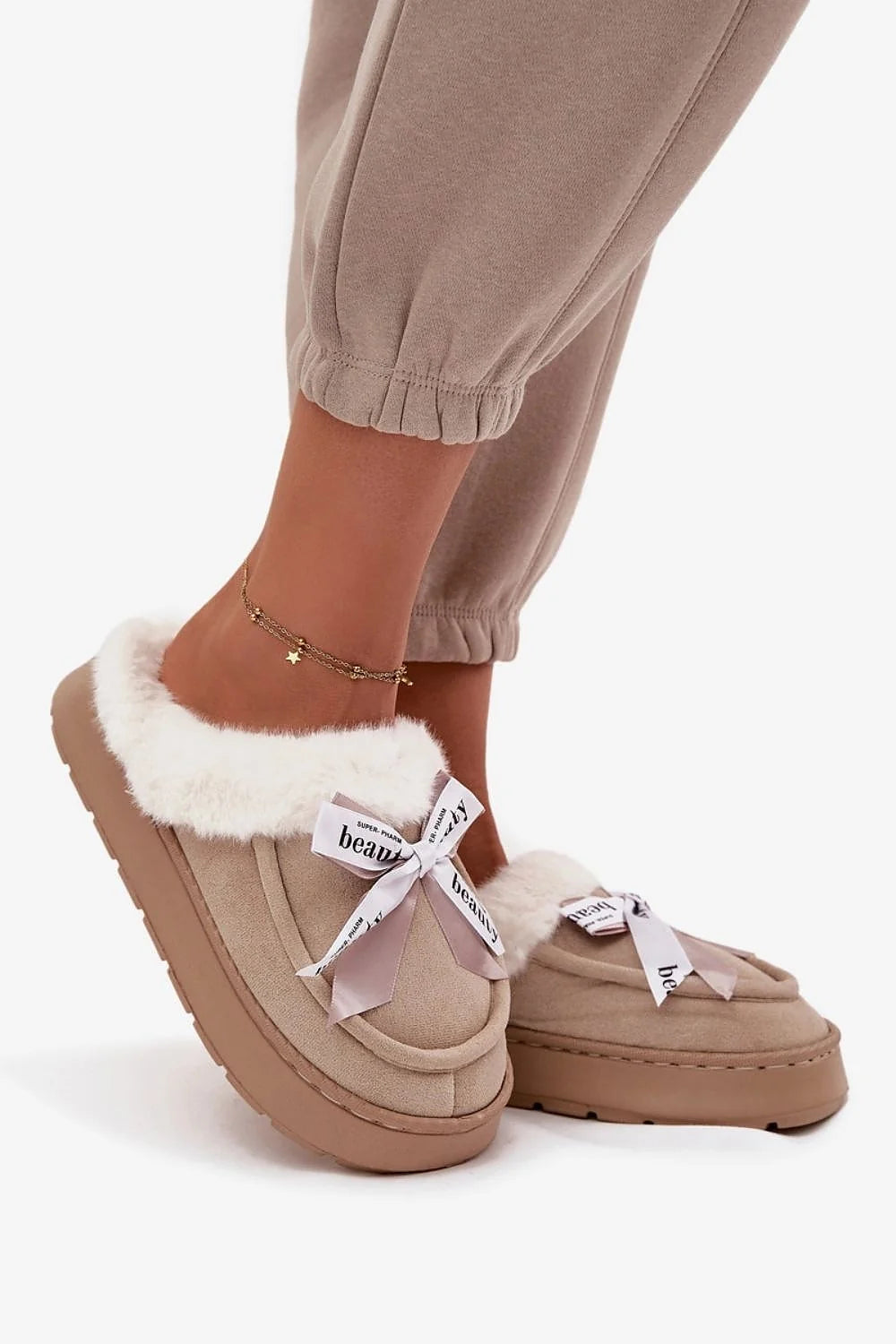 mules fourrées femme suédine écologique beige rond doublure fourrure crème nœud rose imprimé semelle plateforme légère antidérapante rembourrée