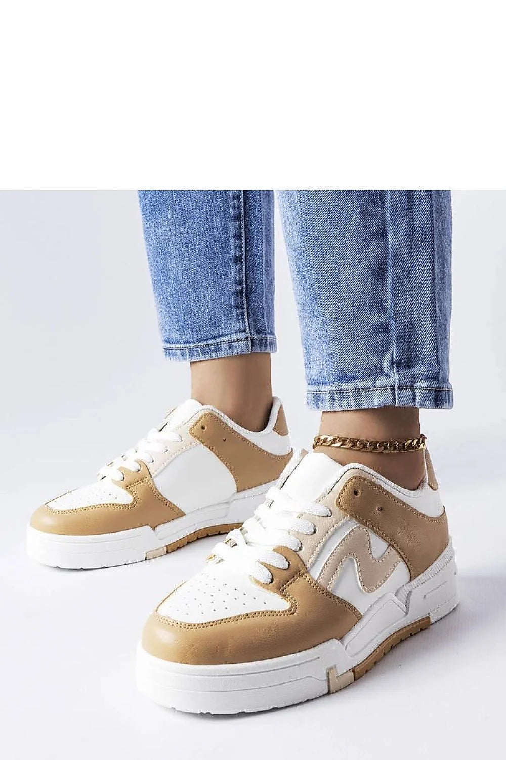 Baskets Solea design moderne épuré style sportif élégant cuir synthétique blanc beige clair semelle épaisse ventilation lacets dorés femmes