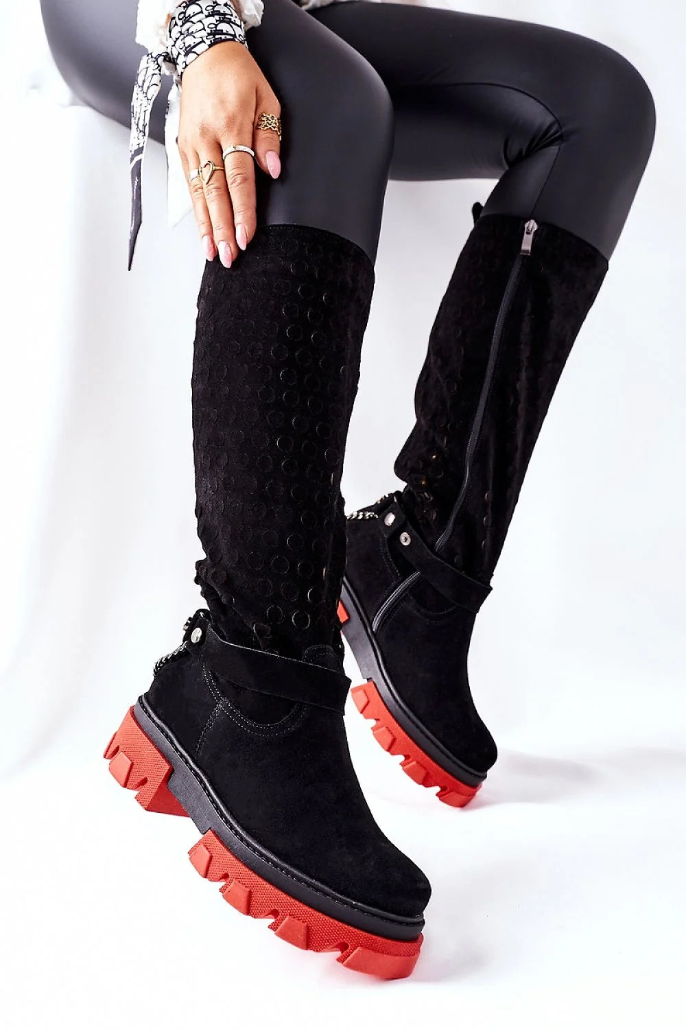 Bottes cuissardes design moderne audacieux pour femme en suédine noire, semelle rouge crantée, fermeture éclair latérale,高品質, style unique
