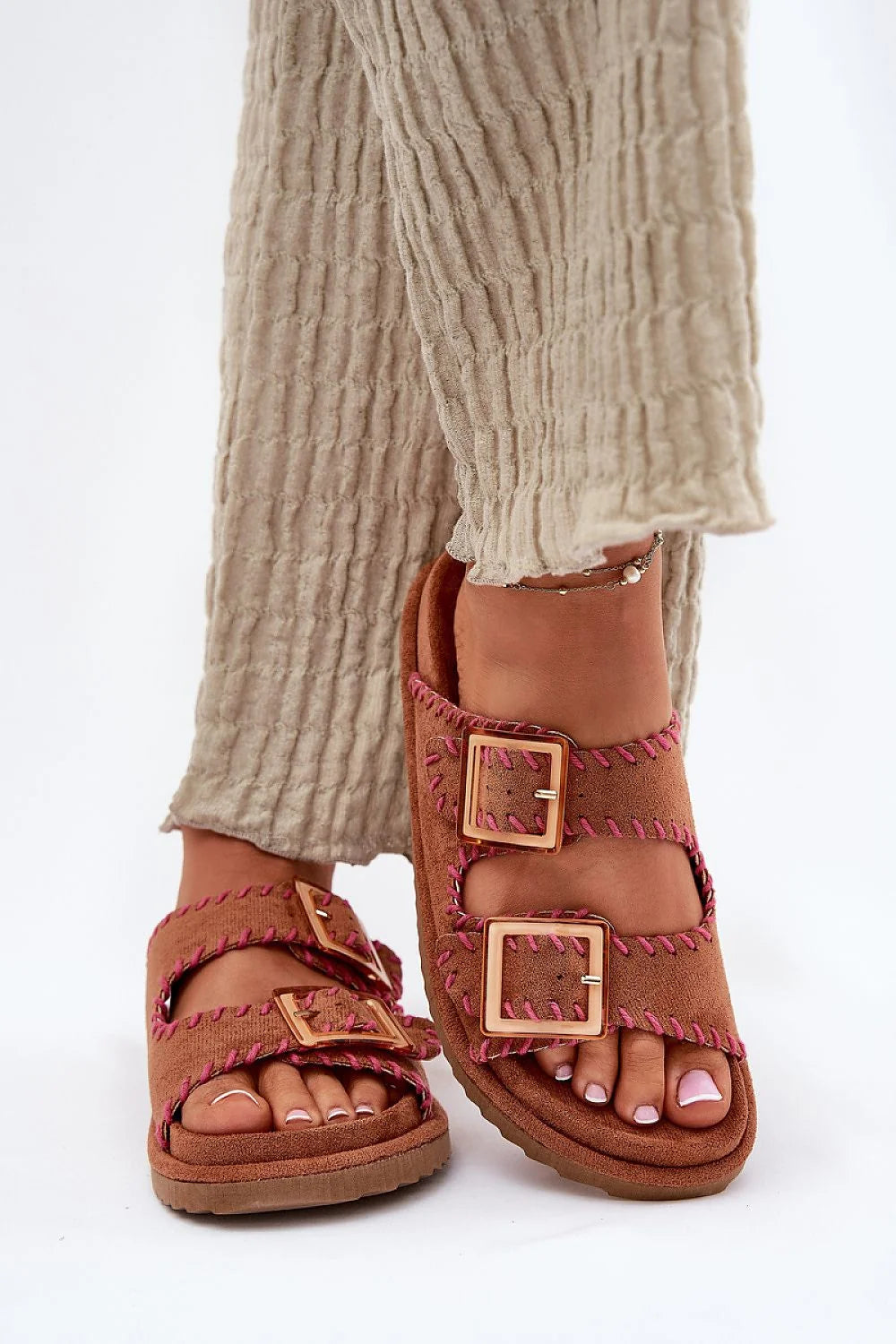 Sandales femmes design décontracté estival ouvertes brides réglables boucles métalliques dorées suédine écologique semelle caoutchouc texture rugueuse