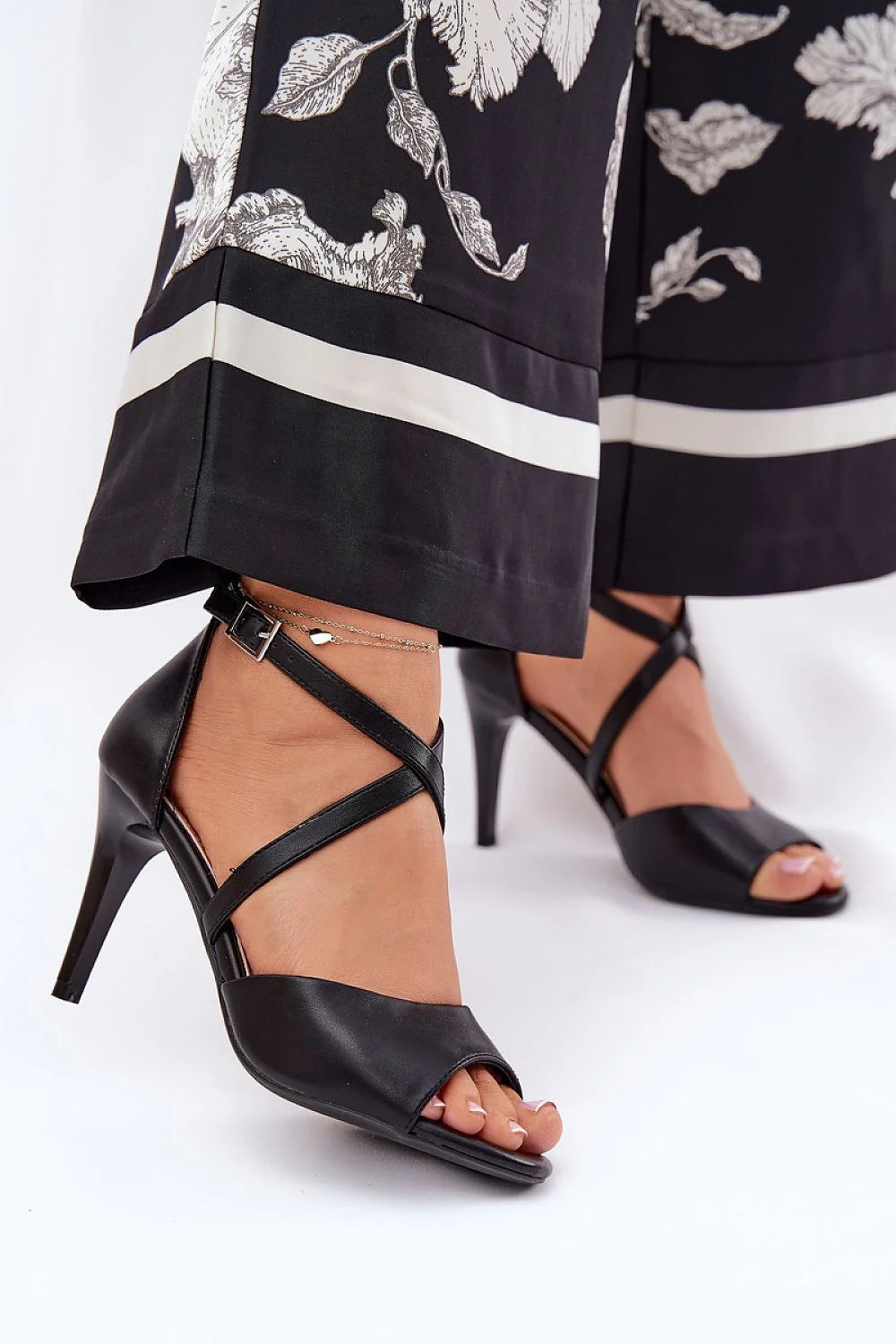 Sandales à talons stiletto design raffiné cuir artificiel noir femme élégance soirée occasion formelle