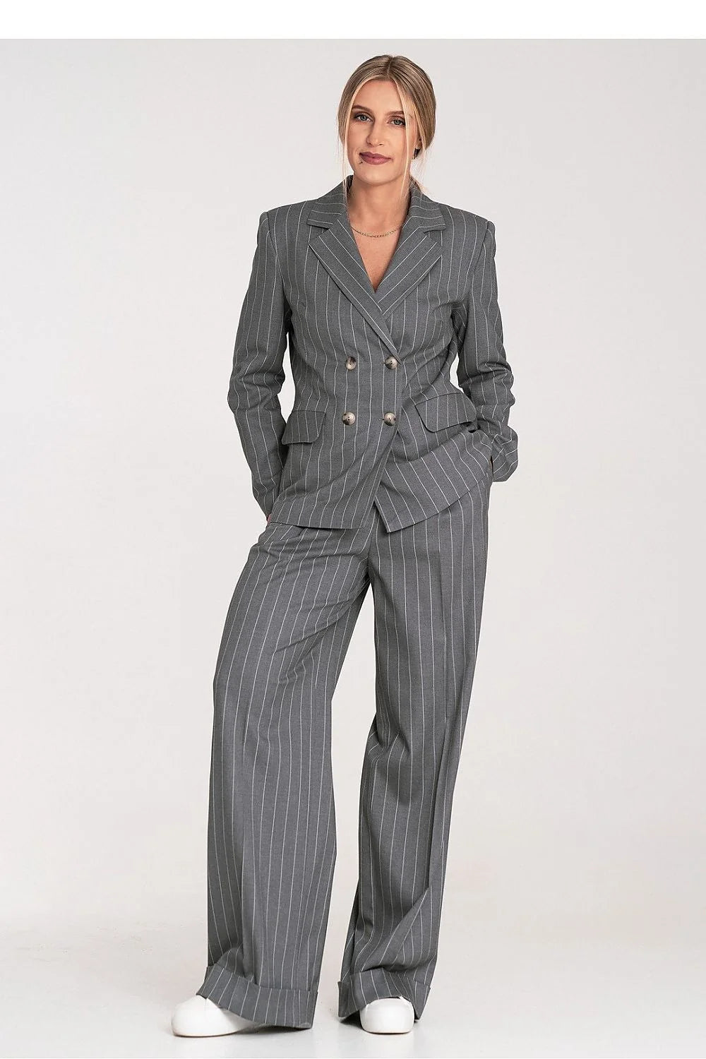 tailleur femme deux pièces blazer croisé double boutonnage pantalon droit gris anthracite fines rayures blanches structuré col revers