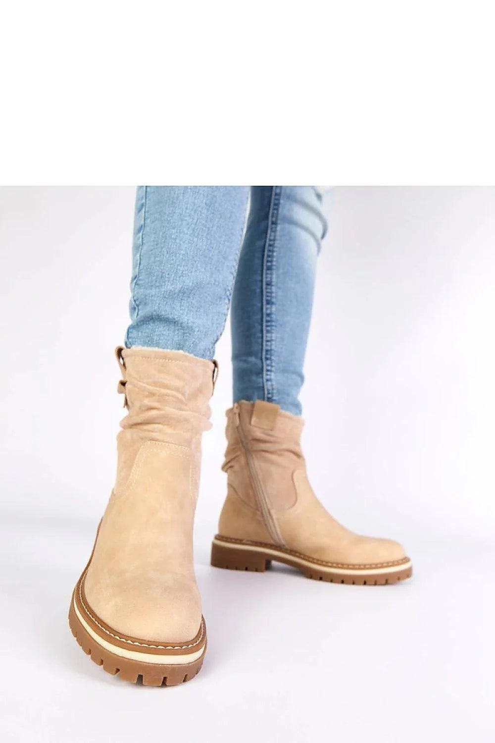 bottines femme beige suédé doublées fourrure tige froncée bout rond semelle crantée talon bloc bas fermeture éclair latérale