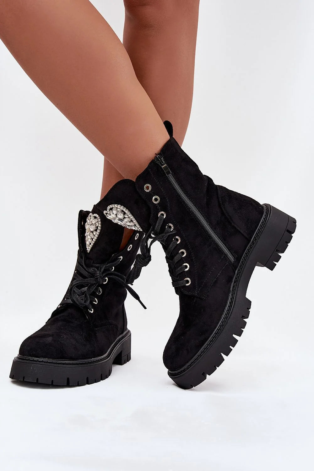 bottines suédine noire femme lacets combat semelle crantée épaisse talon bas plateforme discrète éclair latérale œillets cœur strass rockchic