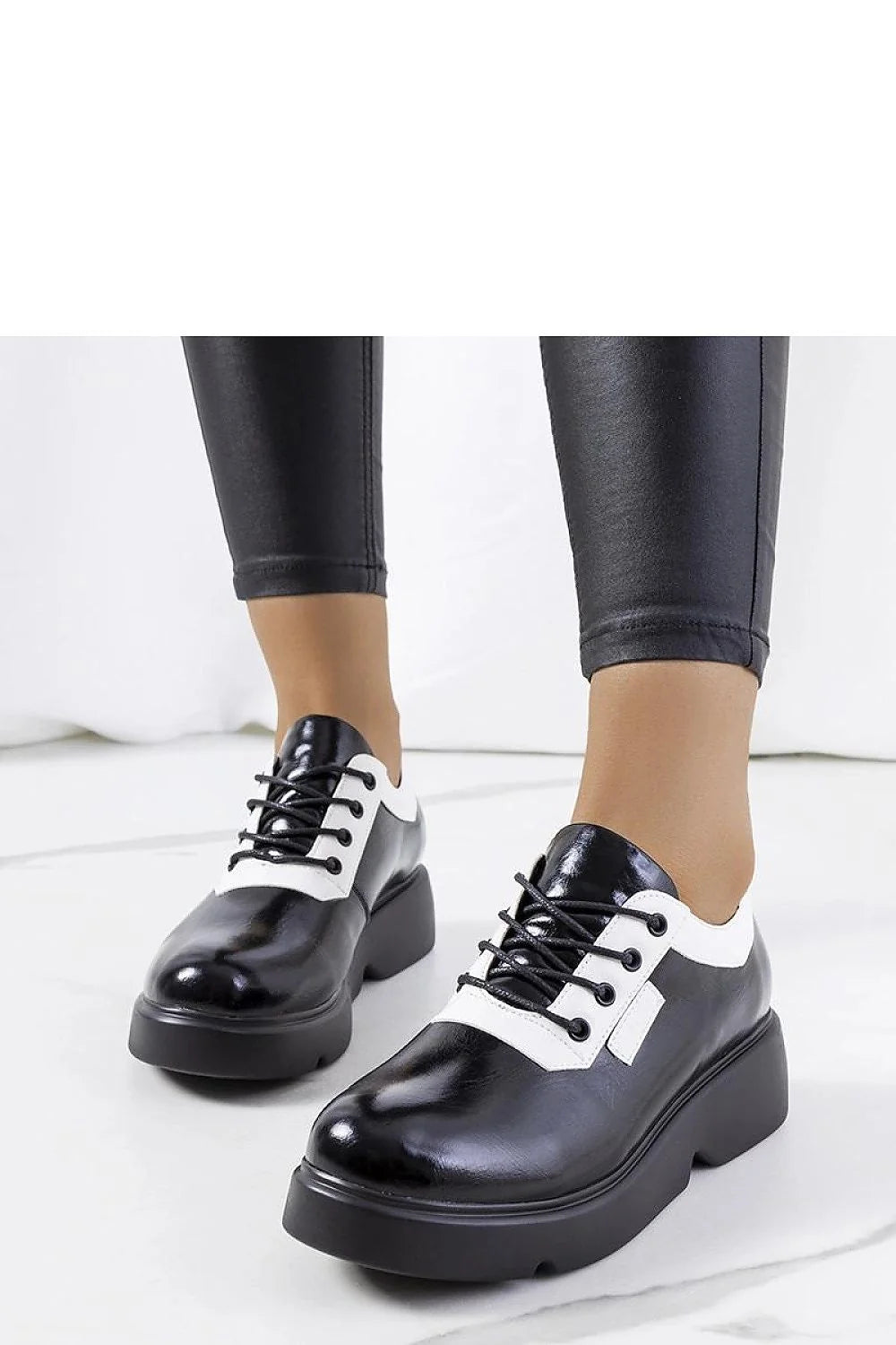 Chaussures basses design moderne femme cuir verni noir blanc contrasté semelle épaisse lacets métal