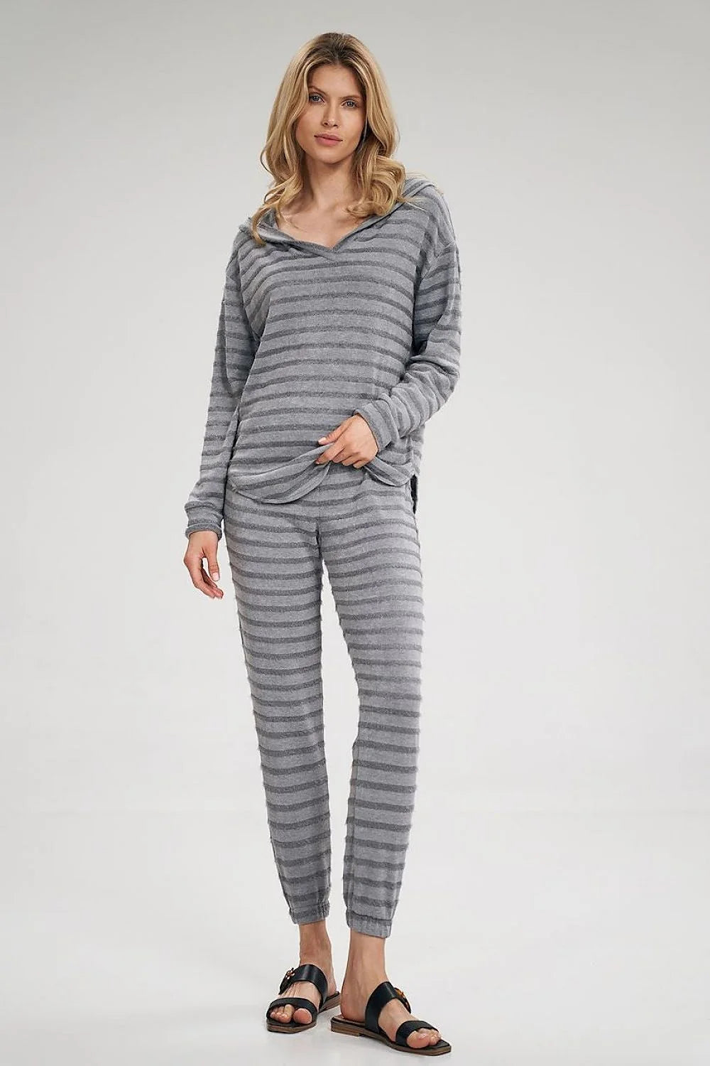 Ensemble homewear tricoté femme élégant rayé bleu canard noir confortable style détente cocooning intérieur