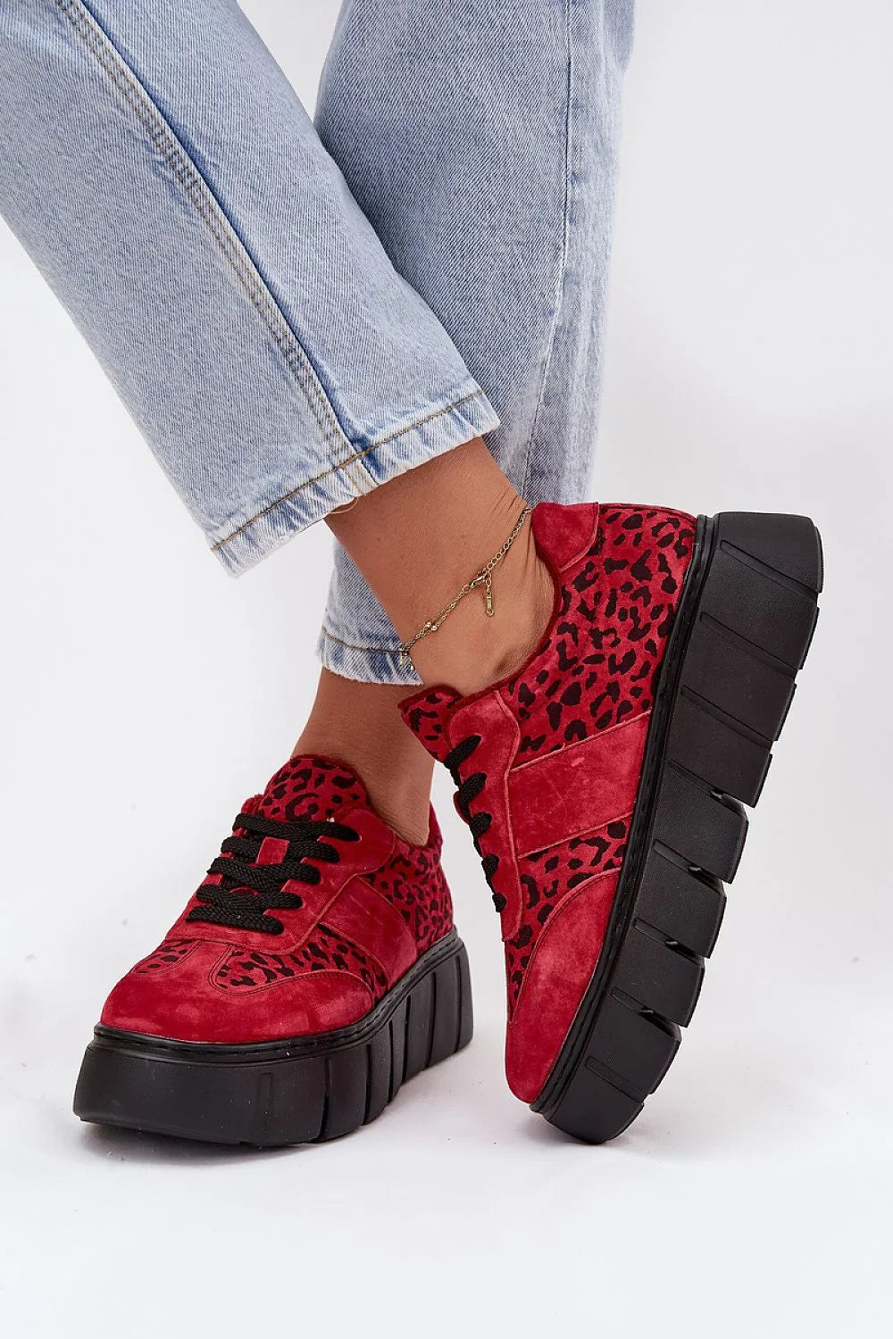 baskets femme Vinceza daim naturel velours rouge imprimé léopard noir lacets noirs plateforme massive semelle crantée épaisse doublée fourrure