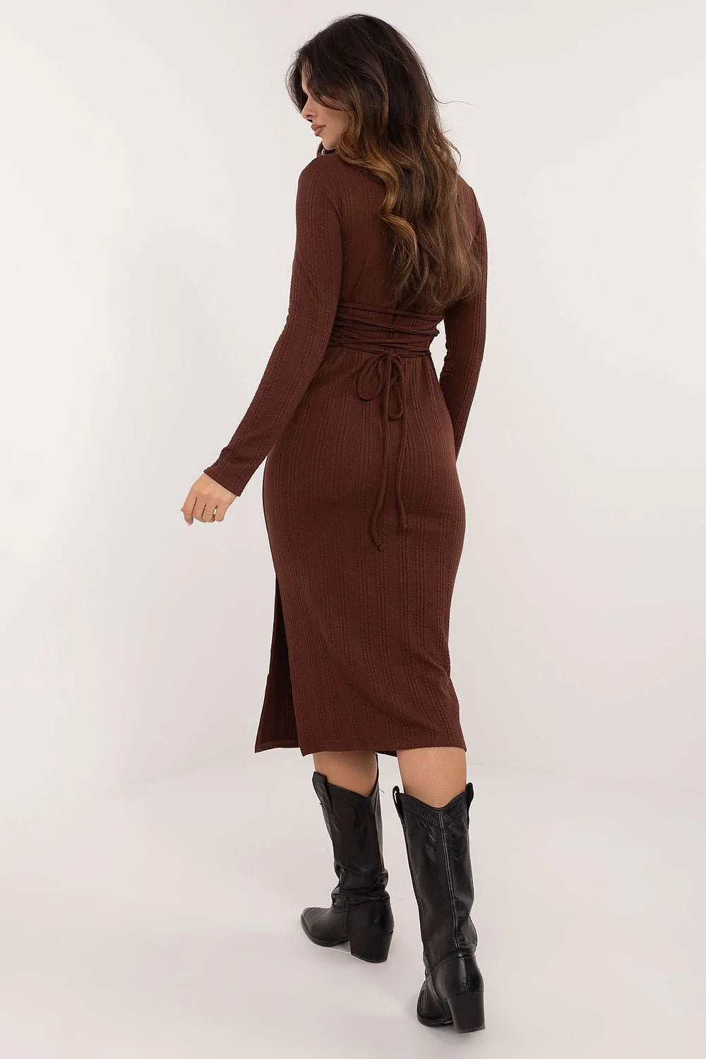 Robe de jour maille tricotée couleur marron taille ajustée manches longues col rond style intemporel bottines noires femme