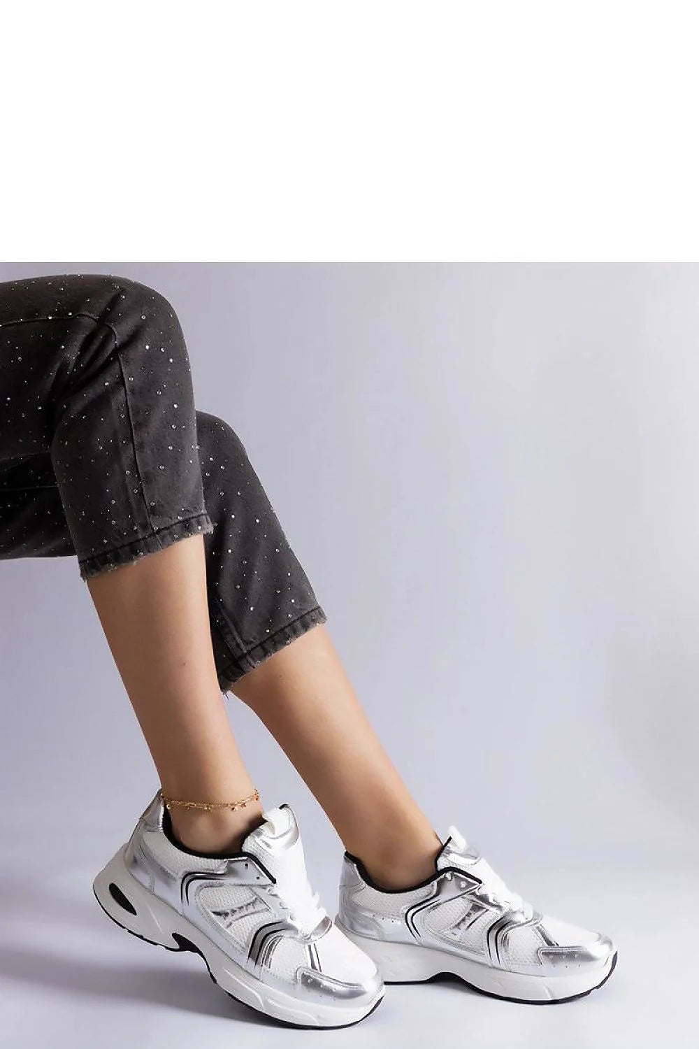 Baskets Solea femmes design athlétique urbain style futuriste maille respirante matière métallique blanc argenté confortable lacets blancs talons épais soutien longue durée