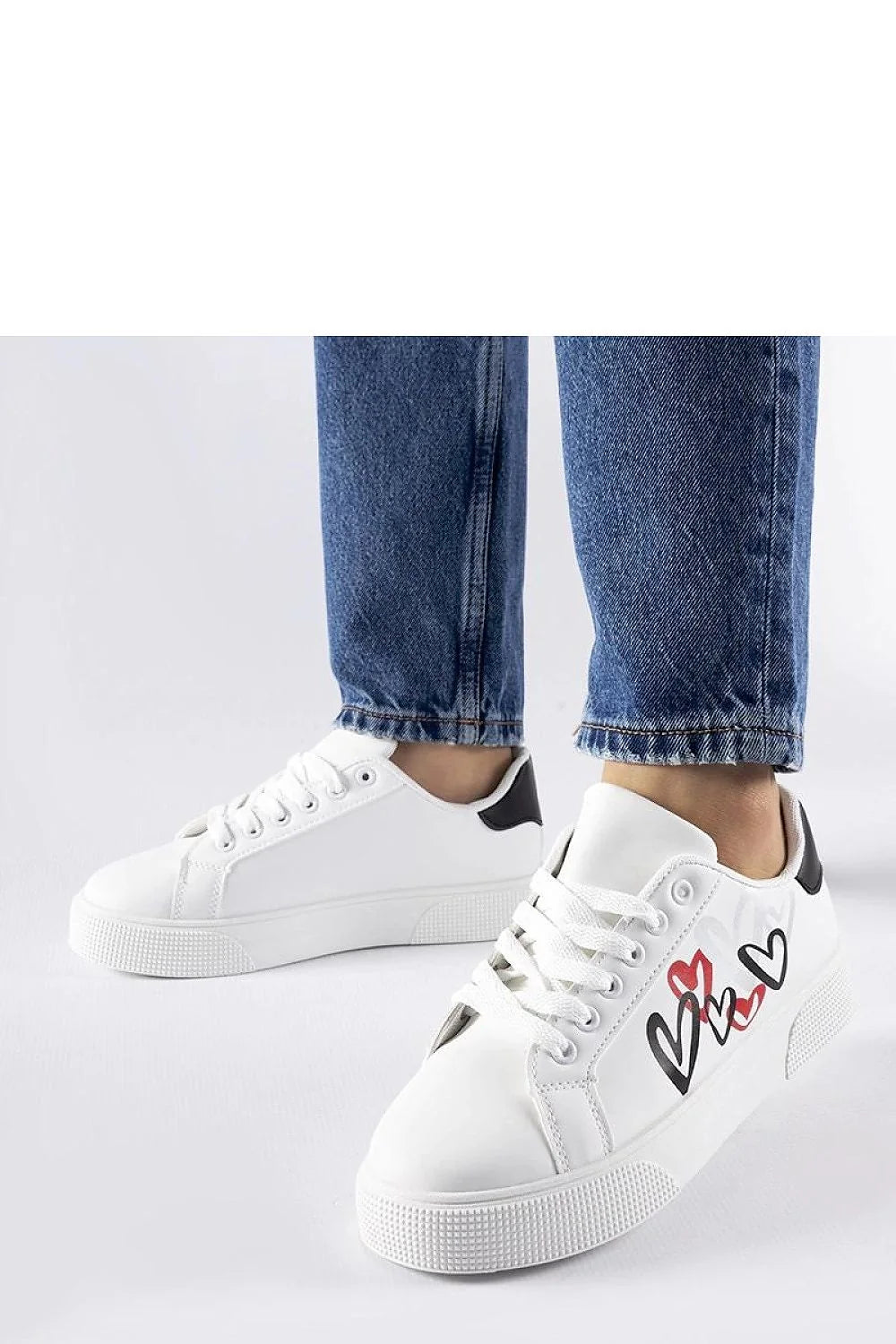 baskets plateforme blanches cœurs gravés cuir écologique semelle épaisse antidérapante talon5cm lacets œillets respirante confortable durable élégante casual urbaine moderne