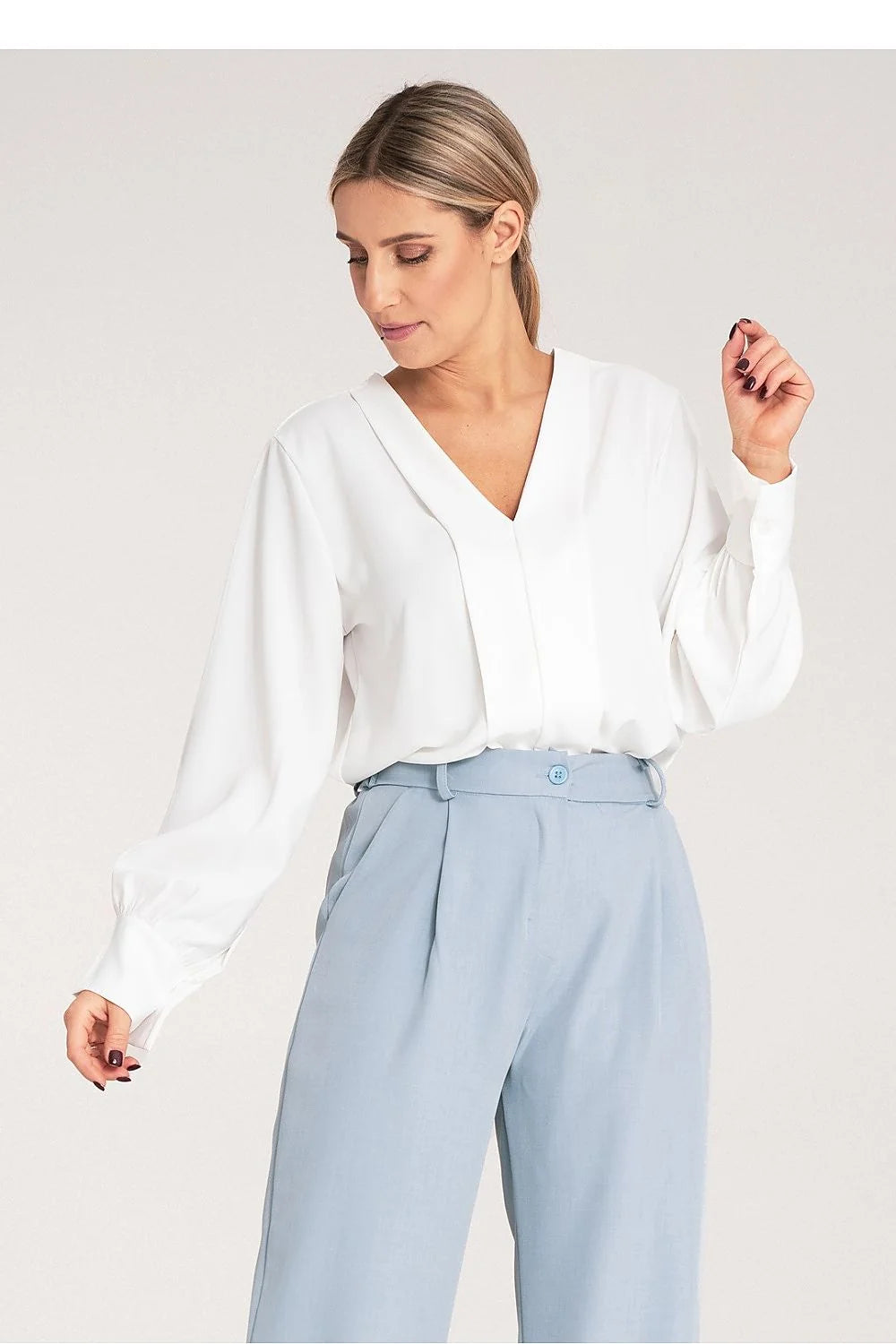 chemisier femme élégant satin blanc manches longues bouffantes poignets boutonnés col V fluide doux soyeux coupe droite sophistiqué raffiné professionnel