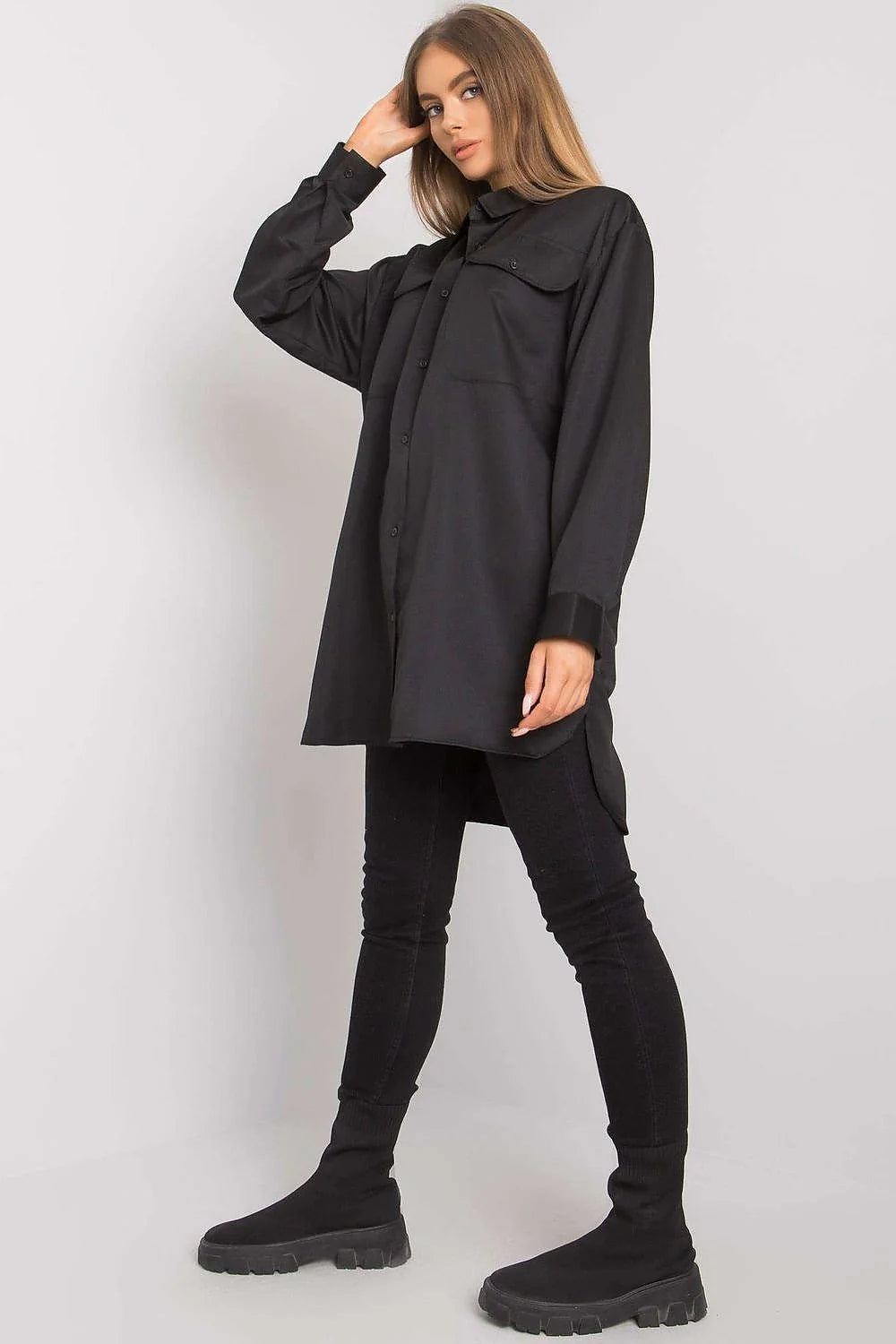 Chemise noire satinée coupe ample élégante manches longues col classique décontractée mode femme moderne