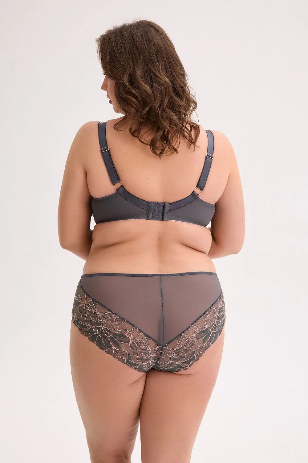 soutien gorge armatures élégant confortable maintien bonnets renforcés mousse doublée forme naturelle bretelles réglables broderies résille choker amovible