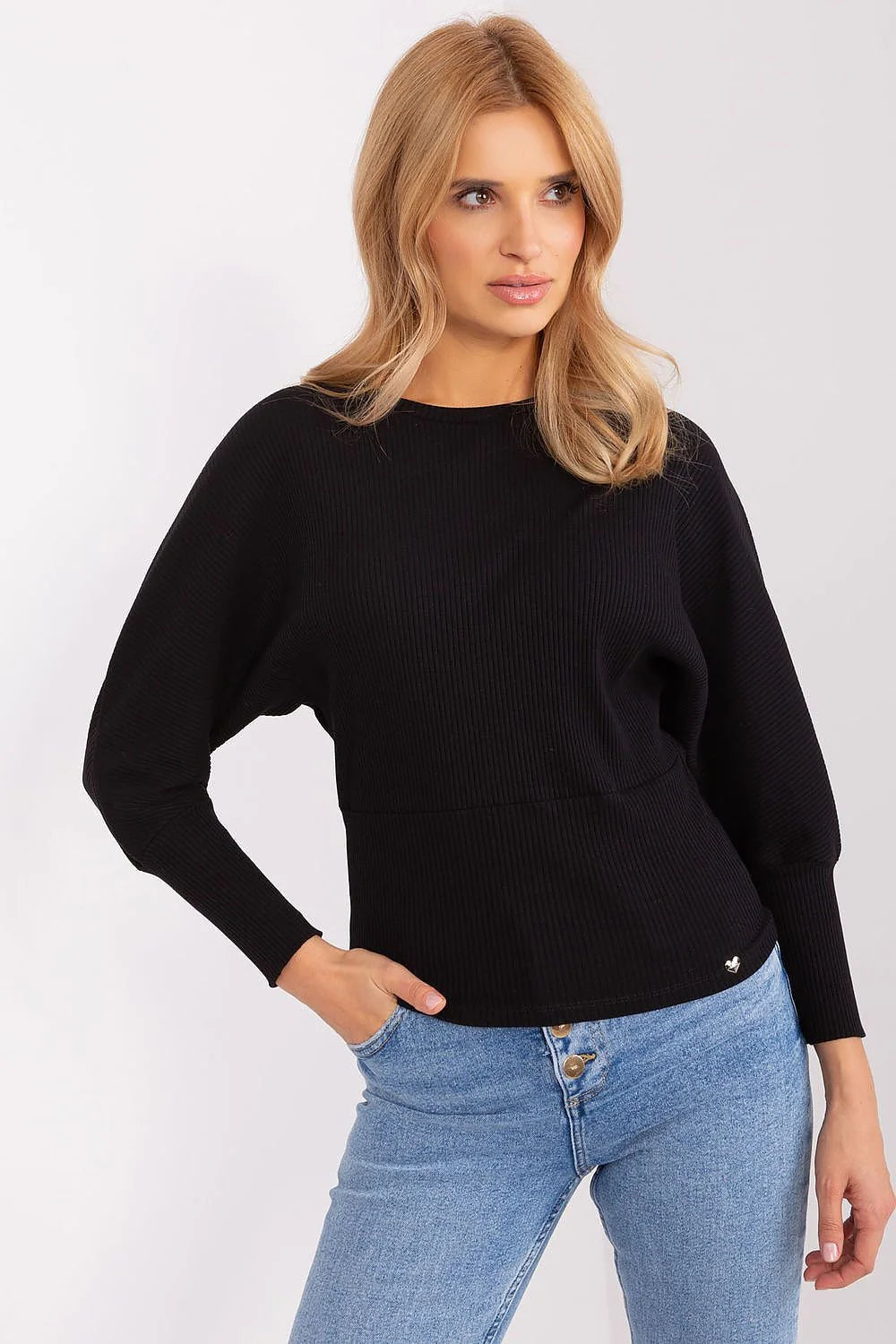 Pull femme noir côtelé coupe ample manches chauve-souris épaules tombantes encolure ronde finitions soignées occasion quotidienne semi-formelle