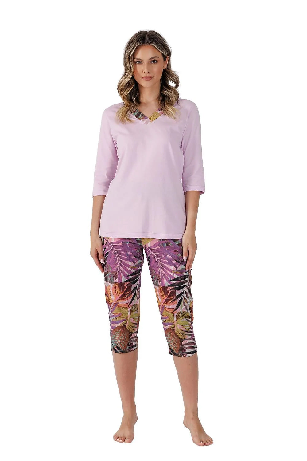 pyjama femme lilas pâle haut ample col V manches troisquarts pantalon capri imprimé tropical multicolore ceinture élastique invisible soyeux