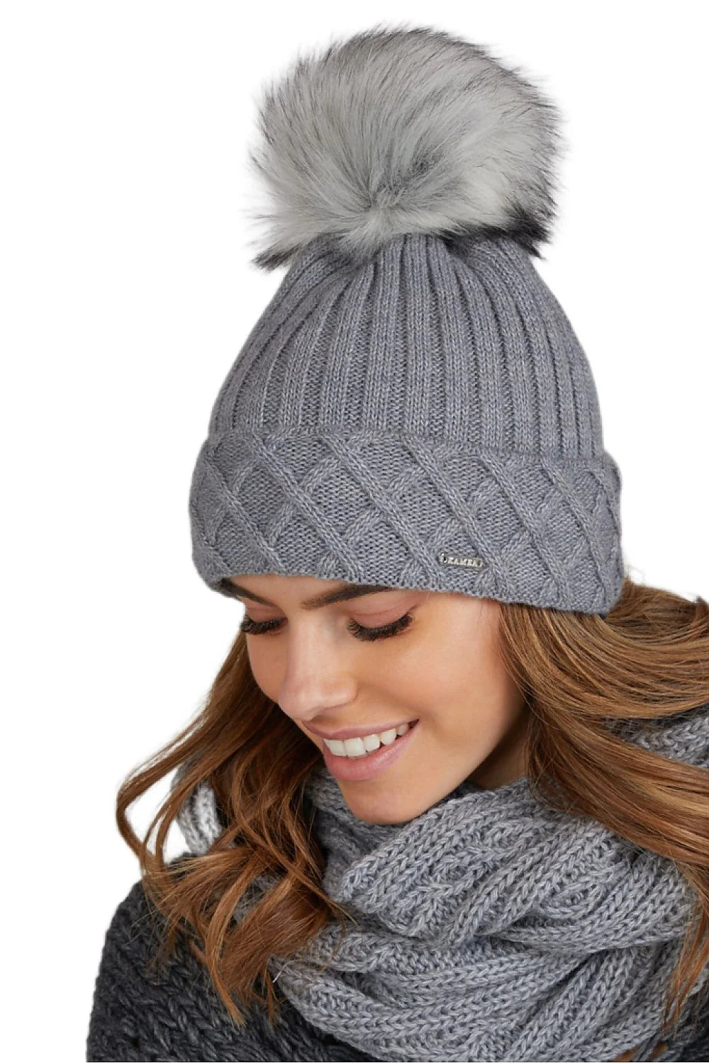 Bonnet femme Kamea en maille laine acrylique motif côtelé losange gris pompon fourrure hiver automne élégant douillet