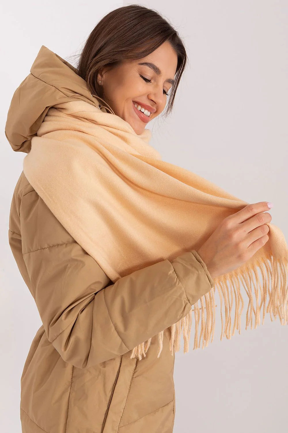 Écharpe en laine beige clair longue fines franges style classique hiver femme accessoire mode
