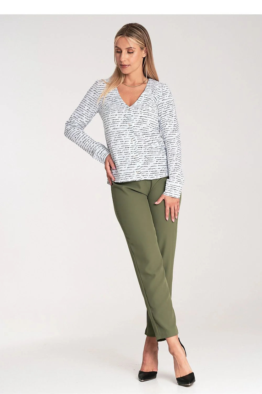 Chemise manche longue élégante pour femme en polyester et elasthanne, motifs calligraphiques noirs sur fond blanc, coupe ajustée, style moderne