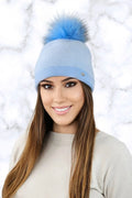 Bonnet Kamea hiver femme bleu pastel pompon fourrure maille laine acrylique ajusté logo métallique élégant mode