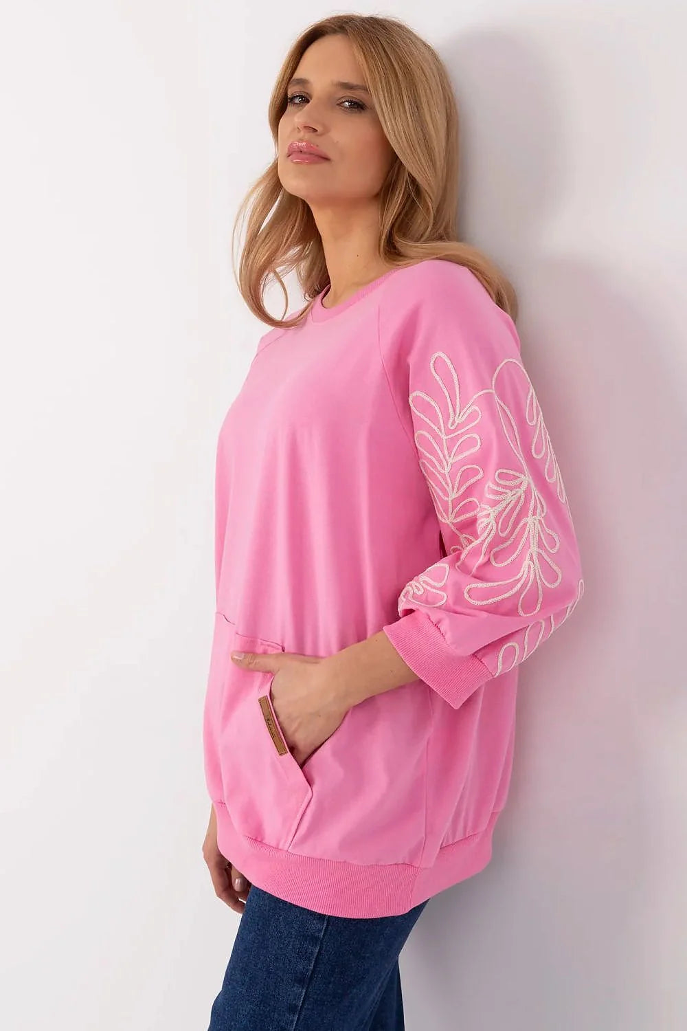 Sweatshirt féminin décontracté manches 3/4 broderie florale poche kangourou rose vif matière coton mixte coupe ample style urbain