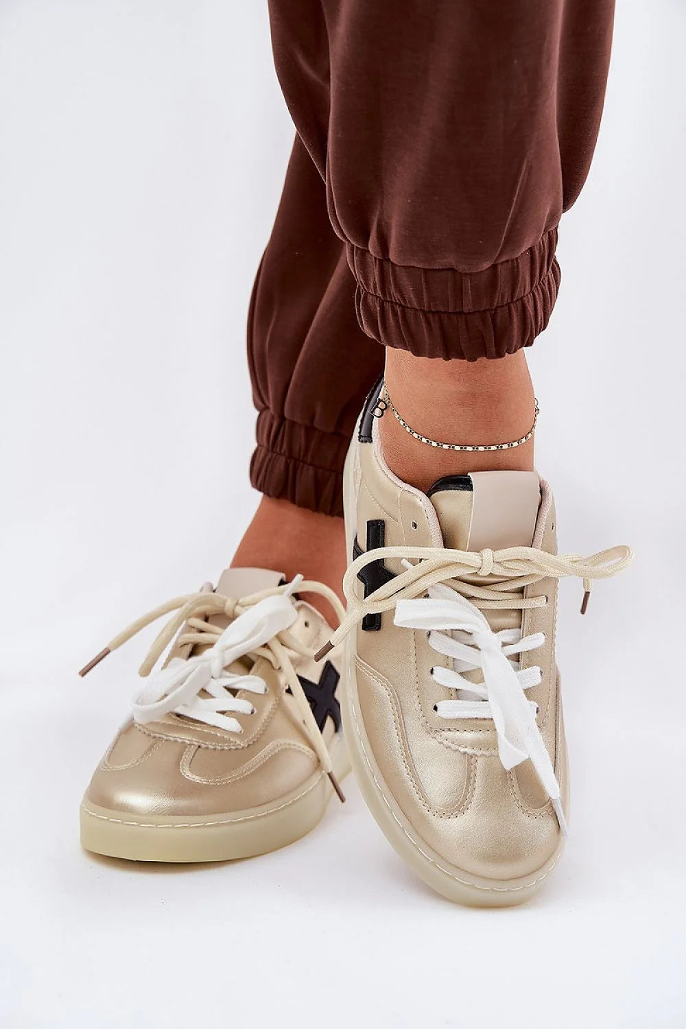 Chaussures de sport pour femmes design moderne élégance coupe basse cuir artificiel doré champagne détails métalliques occasion quotidienne sport