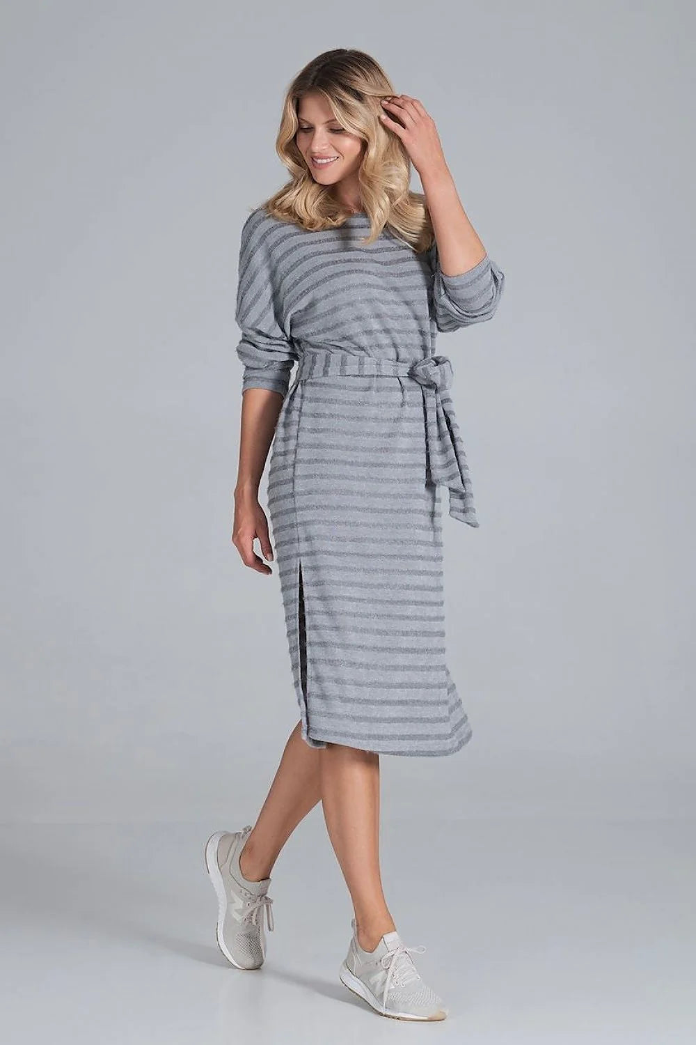 Robe tricot rayée grise élégante et décontractée avec ceinture pour un style chic quotidien