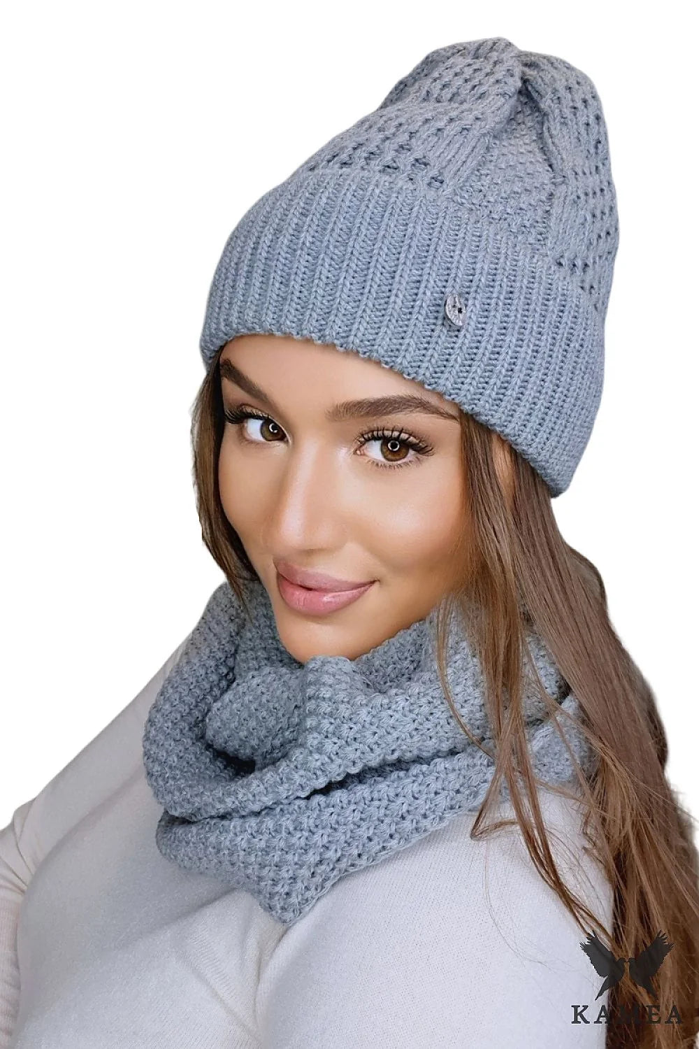 Bonnet Kamea pour femme, hiver automne, gris clair, tricot épais, style moderne, snood inclut, confort, élégance, cadeau idéal