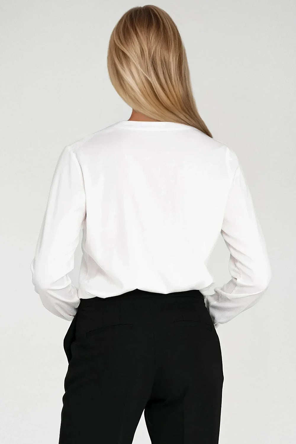 chemise femme blanche viscose légère satinée manches longues poignets boutonnés boutonnage décolleté V coupe droite légèrement cintrée fluide minimaliste élégant
