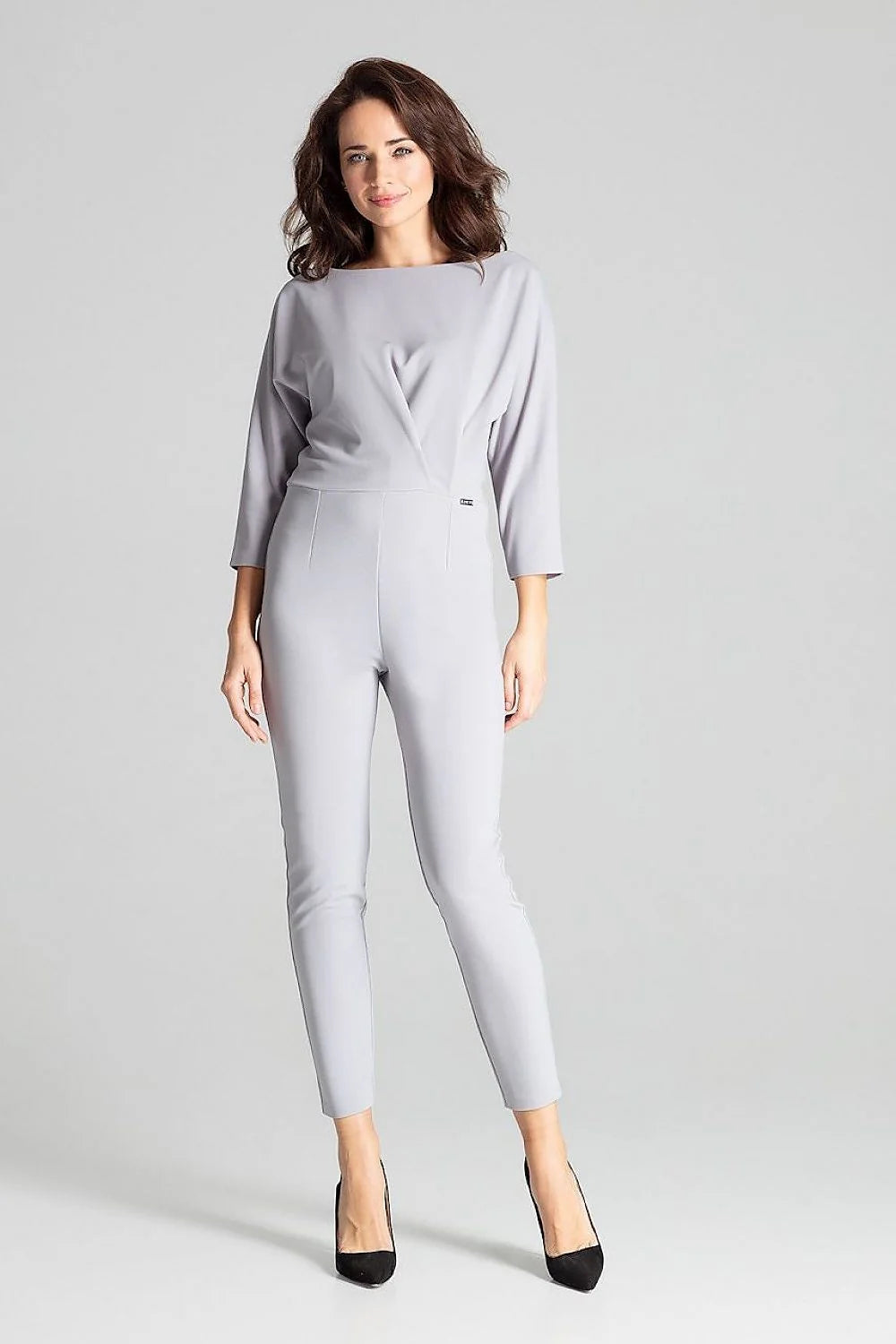 combinaison femme élégante grise polyester élasthanne manches troisquarts col bateau cintrée taille haute jambes cigarette cheville extensible structuré