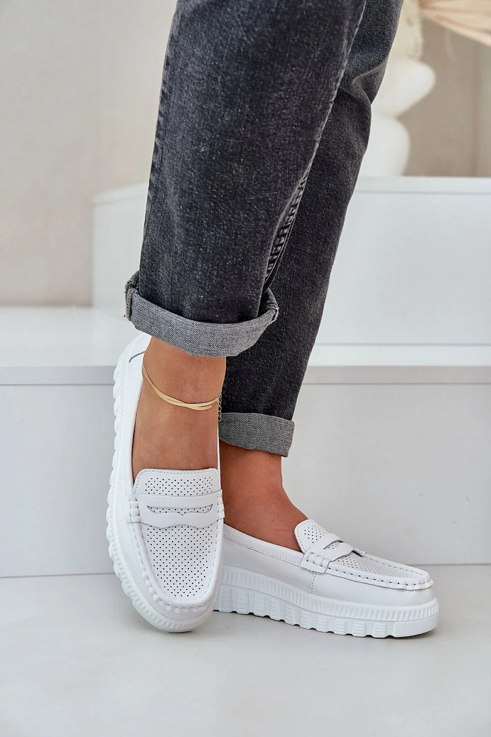 mocassins femmes cuir naturel blanc perforé plateforme crantée semelle épaisse amorti adhérence talon délicat empeigne passants bout classique