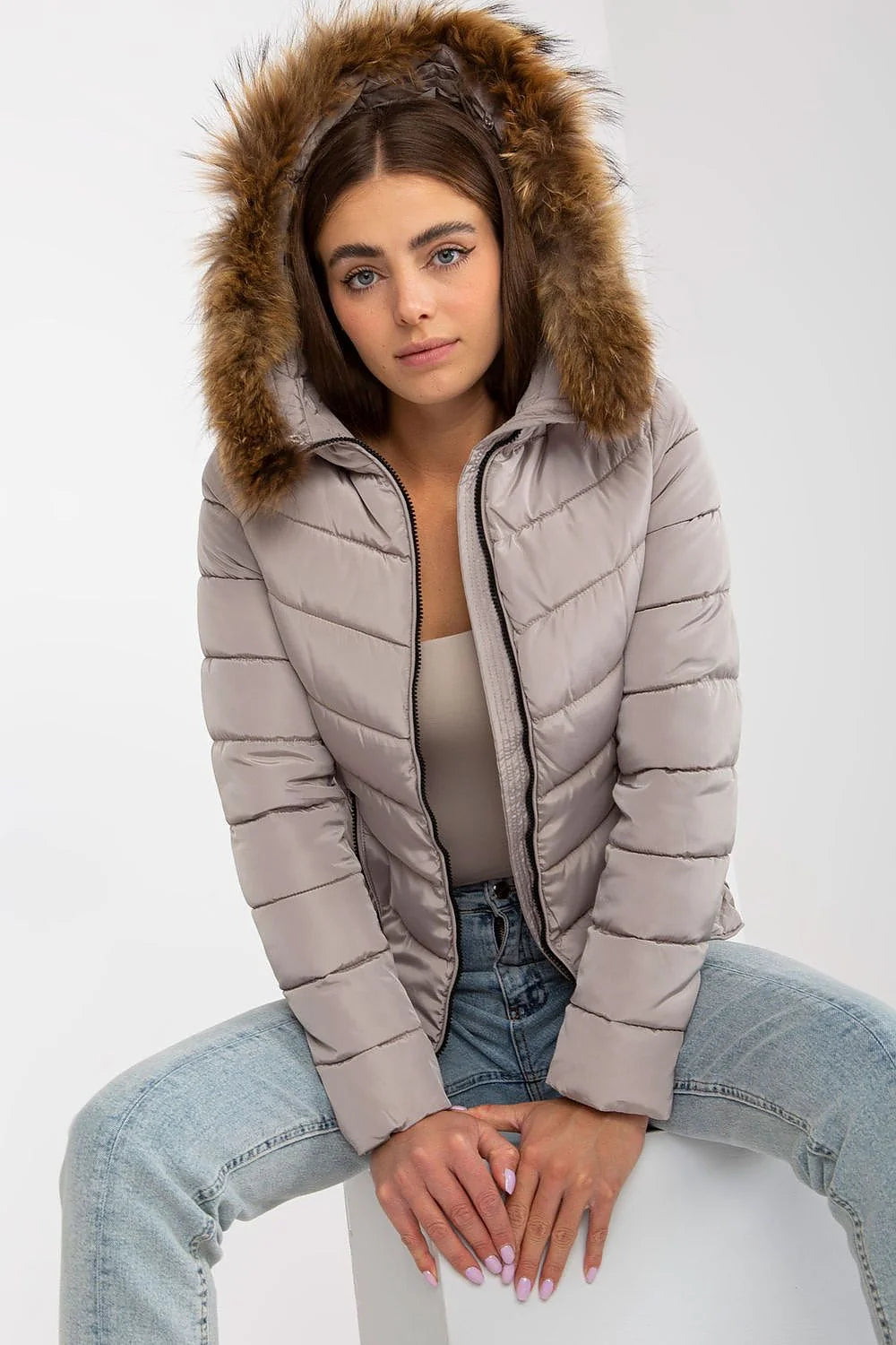Veste matelassée pour femme taupe clair polyester 100% coupe ajustée capuche fourrure faux fermeture éclair poches latérales hiver